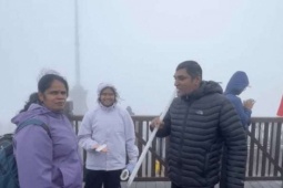 Du khách quốc tế thích thú nếm thử băng tuyết trên đỉnh Fansipan