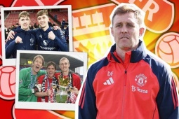 HLV tạm quyền MU đi vào lịch sử Ngoại hạng Anh cùng 2 cậu con trai