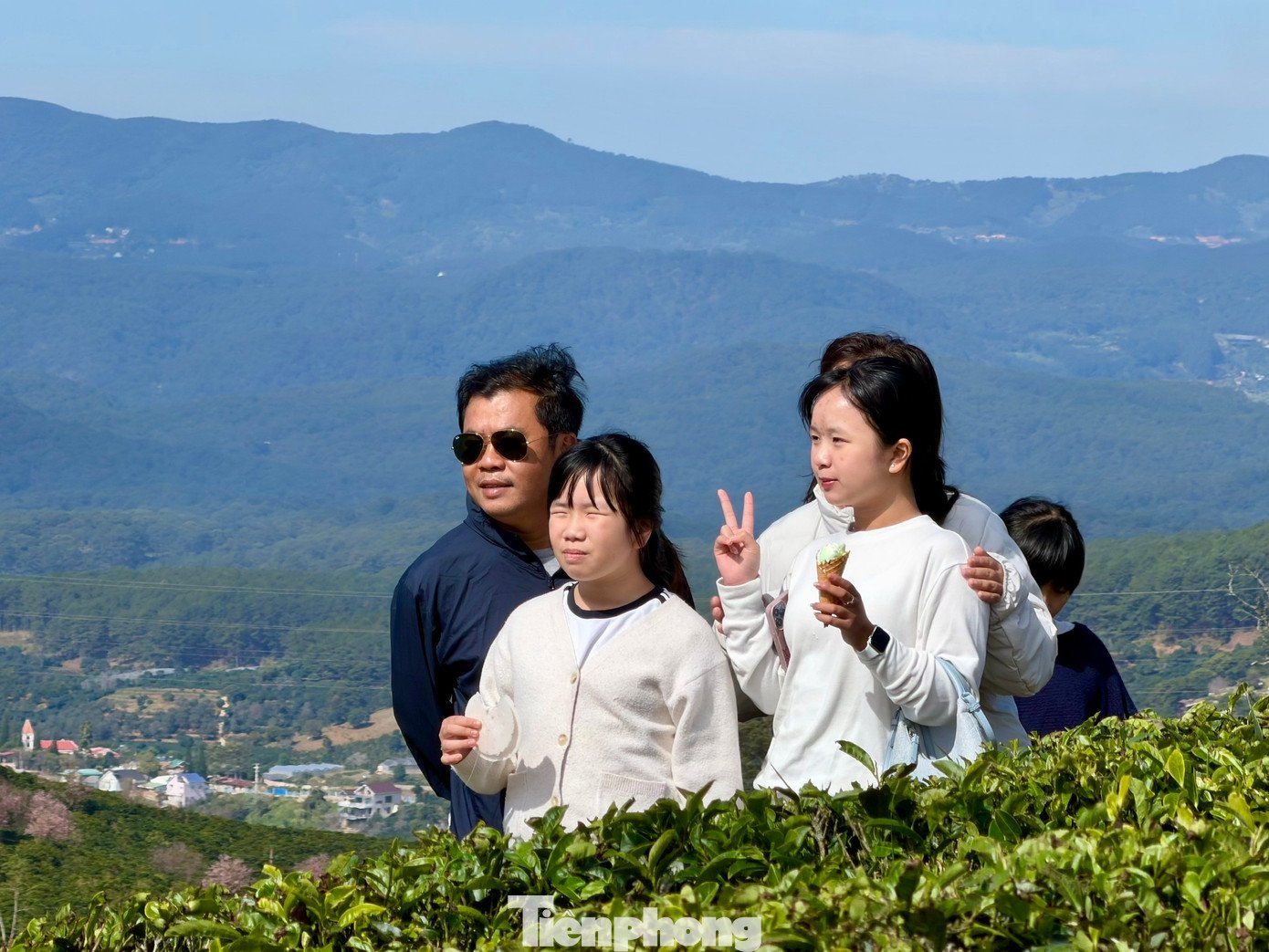 Giới trẻ nườm nượp check-in đồi chè Cầu Đất - 8