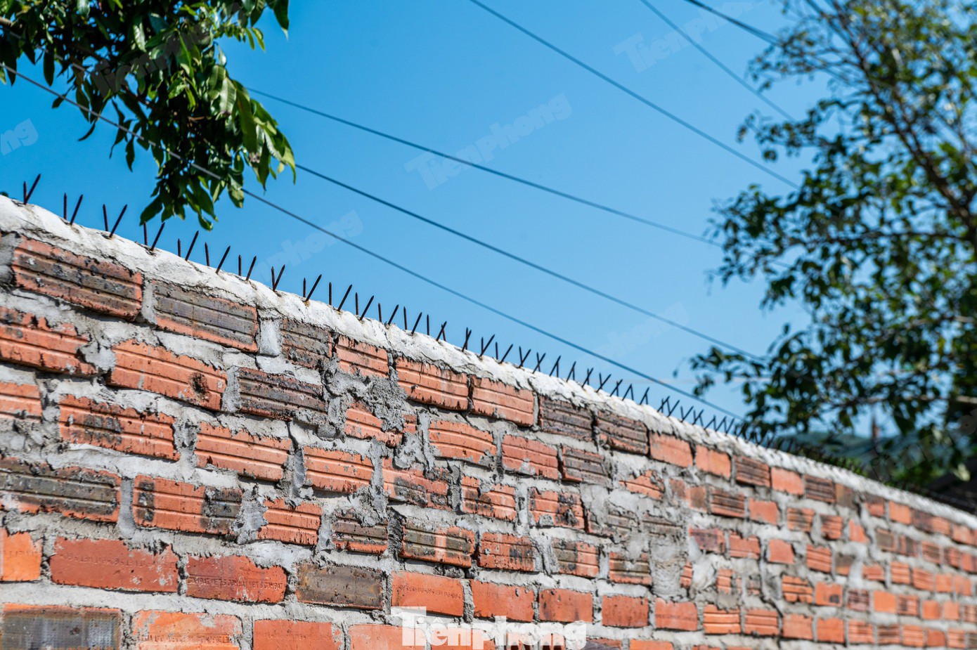 'Đột nhập' Trung tâm công tác xã hội có học viên tử vong: Ngổn ngang gậy và thuốc sát trùng vết thương - 4