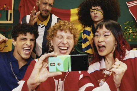 Fan bóng đá mê mẩn trước Motorla Razr 60 FIFA World Cup 26 đặc biệt