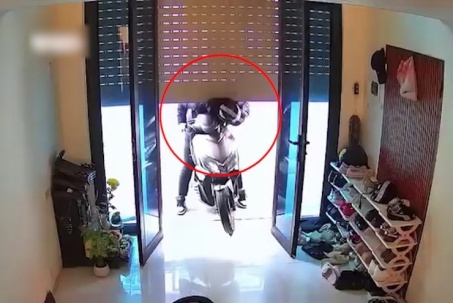 Clip: Thanh niên dắt xe ra khỏi nhà khi cửa cuốn đang đóng & cái kết khó đỡ