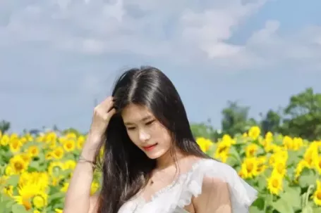 'Lạc lối' ở cánh đồng triệu bông hoa hướng dương bừng nở tại Quảng Ngãi