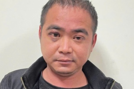 Tạm giữ người đàn ông xông vào quán cắt tóc tấn công vợ và con gái