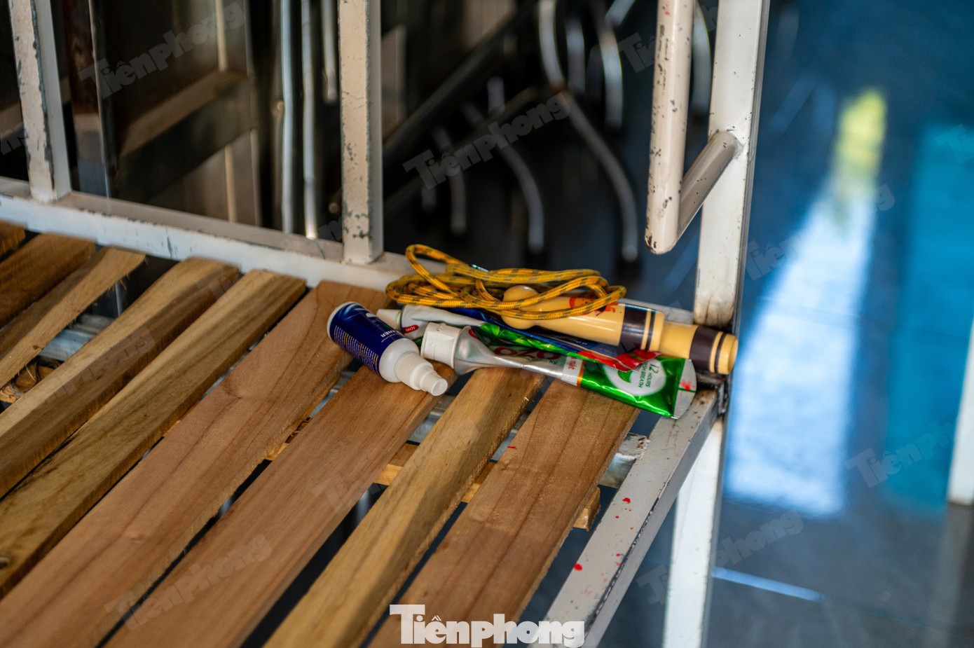 'Đột nhập' Trung tâm công tác xã hội có học viên tử vong: Ngổn ngang gậy và thuốc sát trùng vết thương - 11