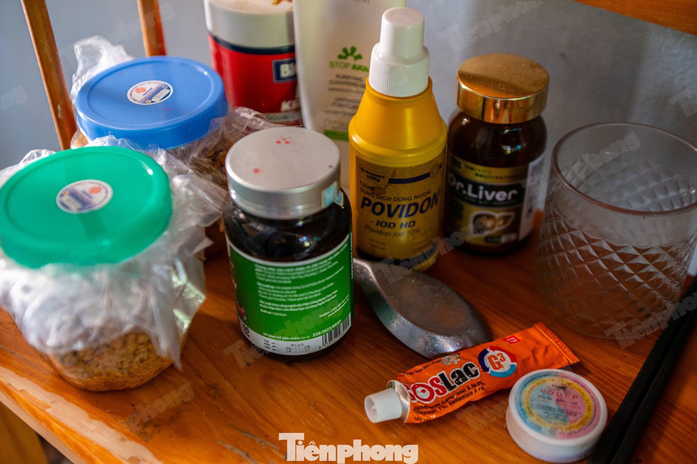 Bên trong căn phòng khoảng vài mét vuông này vẫn còn ngổn ngang những vật dụng cá nhân của các học viên. Trong đó, xuất hiện nhiều chai thuốc betadine có công dụng để sát trùng vết thương, ngăn ngừa nhiễm trùng.