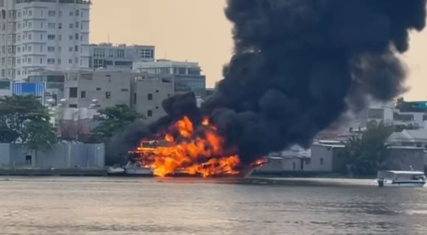 Lửa thiêu rụi hoàn toàn du thuyền. Ảnh:&nbsp;Đình Văn