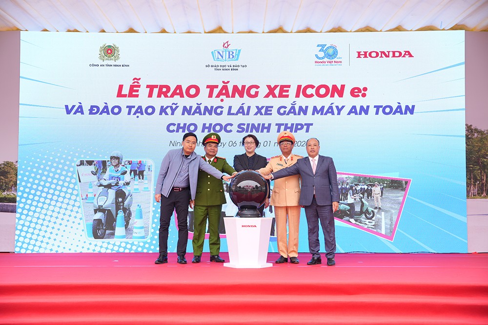 Các đại biểu cùng bấm nút phát động chương trình trao tặng 408 xe Honda ICON e:&nbsp;hỗ trợ đào tạo lái xe an toàn cho học sinh Trung học phổ thông toàn quốc