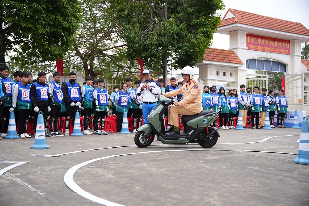 CSGT thực hành mẫu cho học sinh xem