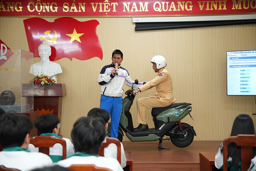 Đào tạo kiến thức an toàn giao thông cho các em học sinh lớp 12 trường THPT Kim Sơn B