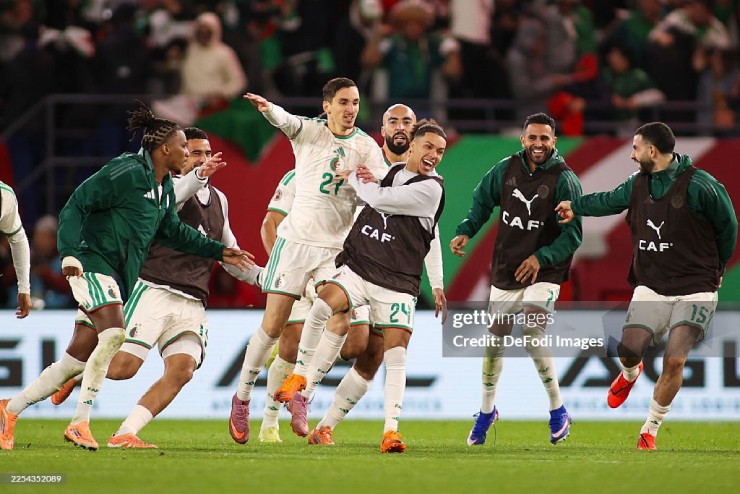 ĐT Algeria vỡ òa với bàn thắng ở phút 119 của Boulbina