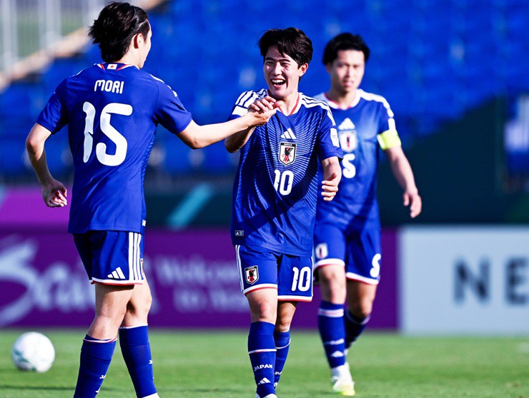 Sato (số 10) tỏa sáng với cú đúp bàn thắng và 2 kiến tạo