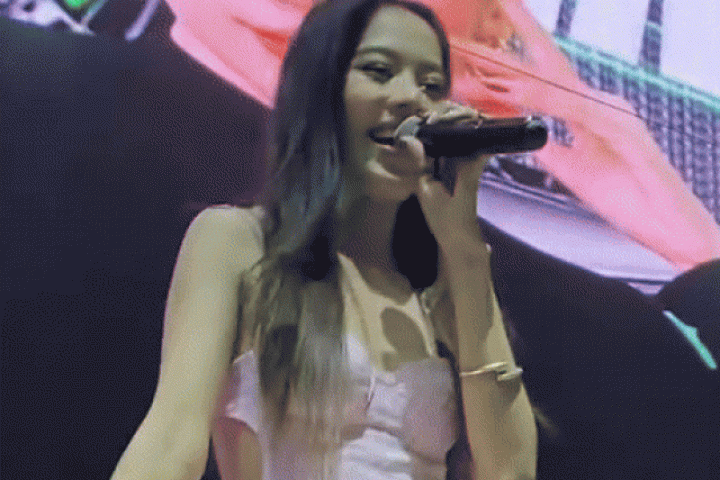 Nam Em bị chê 'trang phục đi diễn như đồ tắm'