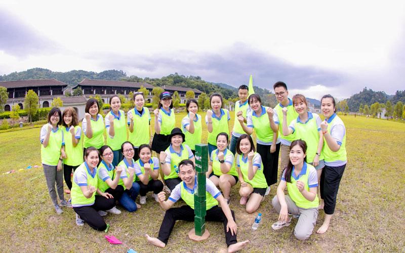 Nguyễn Thị Thu Hương (Đứng thứ 2 bên phải) cùng đội ngũ 18K Watches VN.