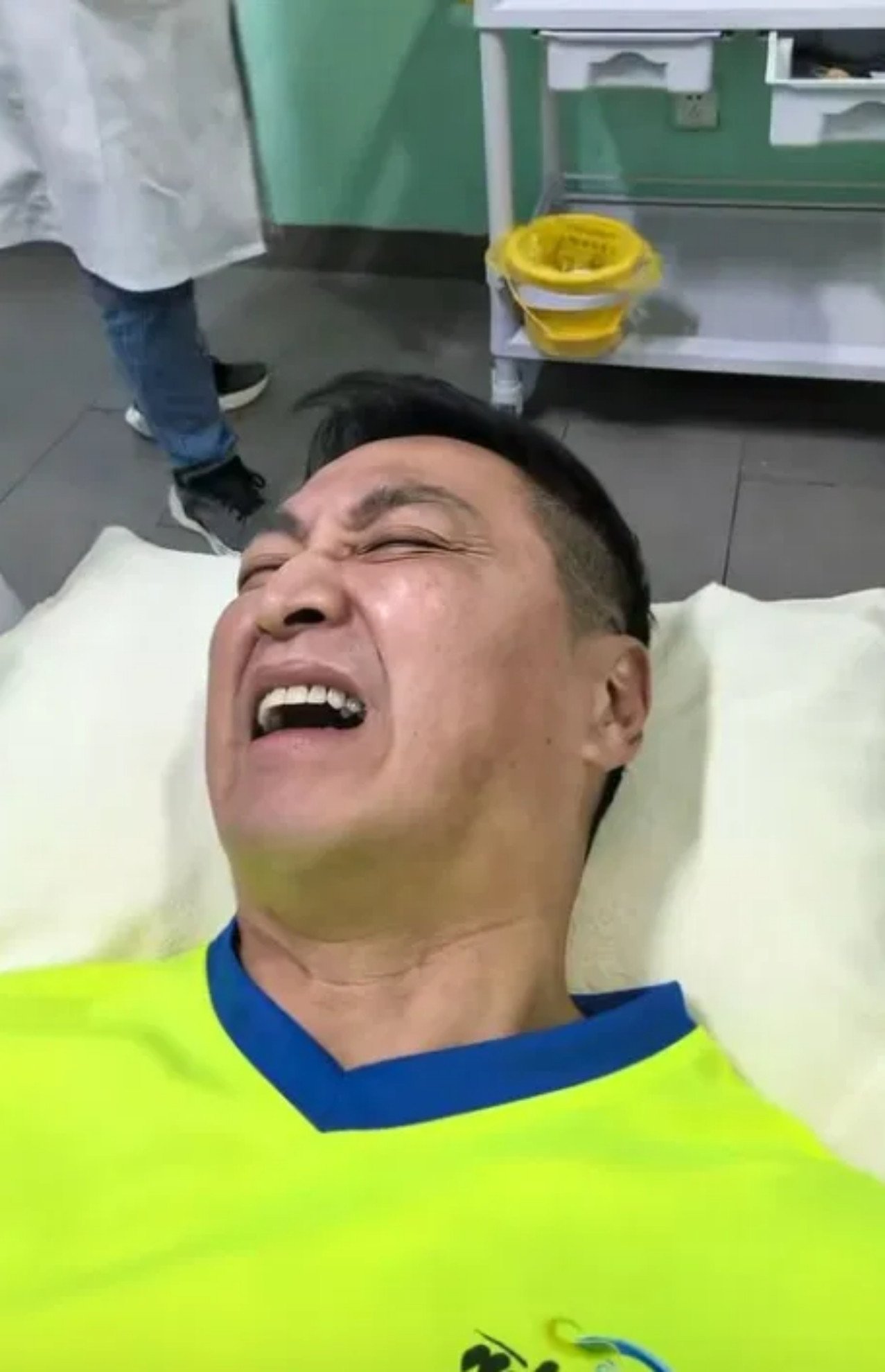 Diễn viên Hà Gia Kính nhập viện thăm khám. Anh biểu cảm đau đớn khi bác sĩ tiêm thuốc.&nbsp;