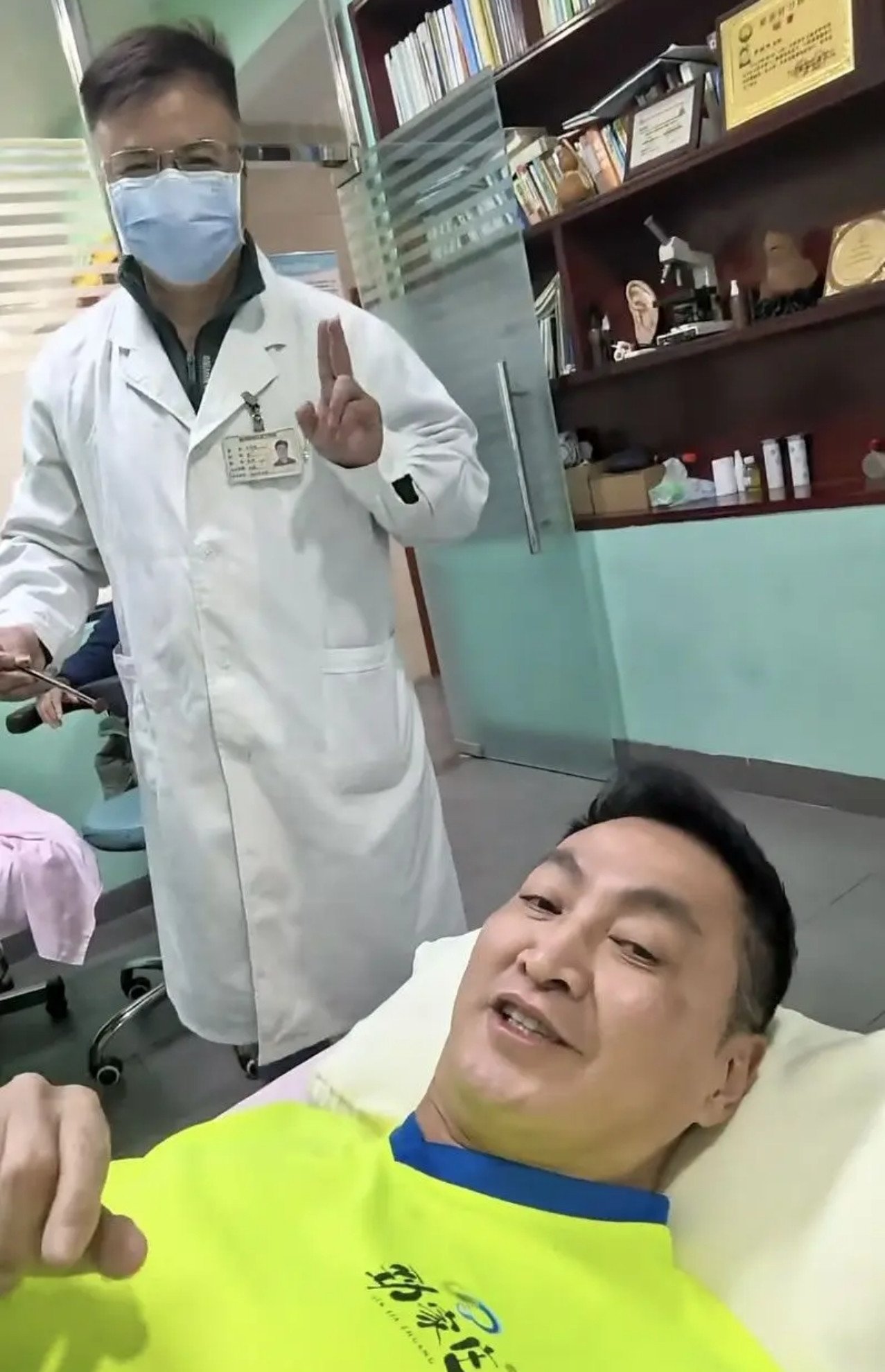 Diễn viên Hà Gia Kính nhập viện thăm khám. Anh biểu cảm đau đớn khi bác sĩ tiêm thuốc.&nbsp;