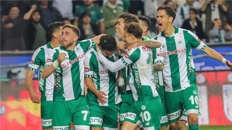 Konyaspor với 9 người trên sân (thẻ đỏ đầu tiên ở phút 27, thẻ đỏ thứ 2 ở phút 64) vẫn hạ Besiktas 1-0 hồi tháng 3/2025