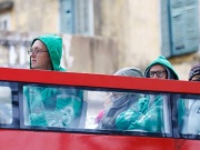 Cười ra nước mắt với muôn kiểu chống rét tại Hà Nội: đến khách Tây cũng phải nhập gia tùy tục khoác áo Grab