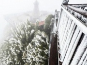 Nhiệt độ giảm xuống -3°C rạng sáng, băng giá phủ trắng đỉnh Fansipan