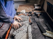 "Vết nứt tử thần" trong pin xe điện: Tại sao pin đời mới vẫn chai nhanh và dễ cháy?