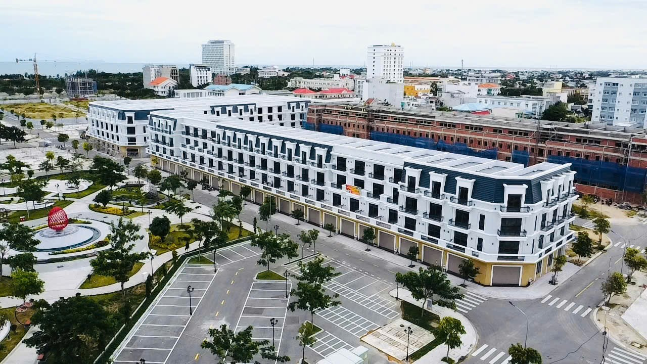 Hình ảnh thực tế của dãy shophouse chuẩn bị được bàn giao, nhịp sống đô thị thực tại Bình Sơn Ocean Park đang dần hiện hữu
