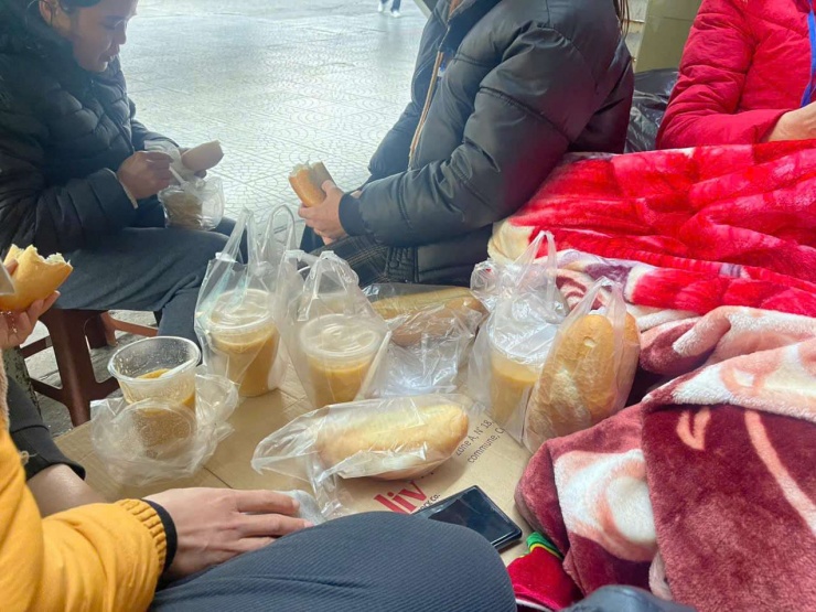 Những cốc cháo từ thiện được người nhà bệnh nhân trao tay nhau trong ngày Hà Nội rét sâu. Ảnh: N.T