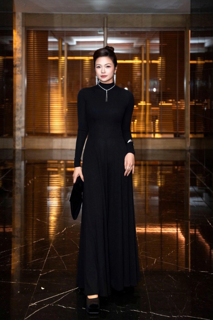 Nhan sắc của NSƯT Kiều Anh không thuộc kiểu đẹp choáng ngợp ngay từ khoảnh khắc đầu tiên, nhưng lại mang đậm chất điện ảnh. Khuôn mặt tròn, đường nét thanh tú cùng thần thái điềm đạm giúp cô luôn nổi bật trước ống kính. Đặc biệt, đôi mắt của Kiều Anh không long lanh mà phảng phất nét u hoài, man mác, càng ngắm càng cuốn hút.