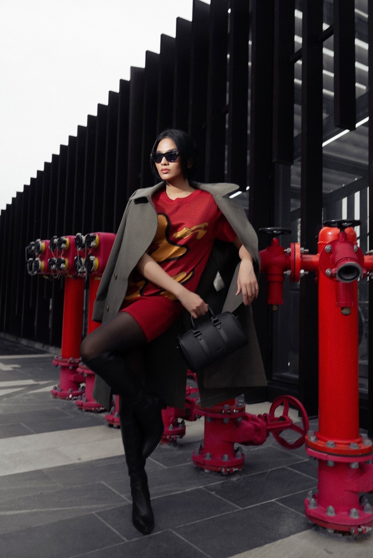 Trương Thị May diện váy của mẹ đi thi Miss Universe 13 năm trước