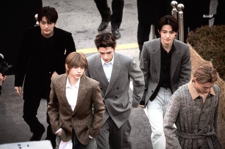 Chiều 7/1, sự kiện thời trang cao cấp diễn ra ở Seoul (Hàn Quốc). Nhóm nhạc Cortis chiếm trọn "spotlight" khi tham dự. Nhiều hình ảnh nhóm đang "viral" trên nhiều nền tảng mạng xã hội.