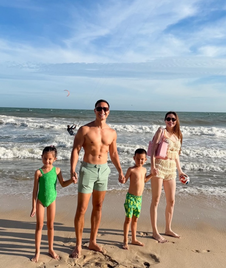 Ca sĩ ghi lại khoảnh khắc dạo biển của Kim Lý, Lisa và Leon.