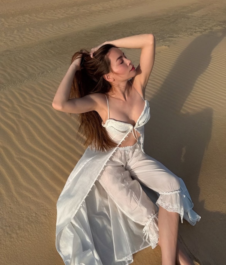 Hồ Ngọc Hà diện đồ bình dân du lịch biển - 4