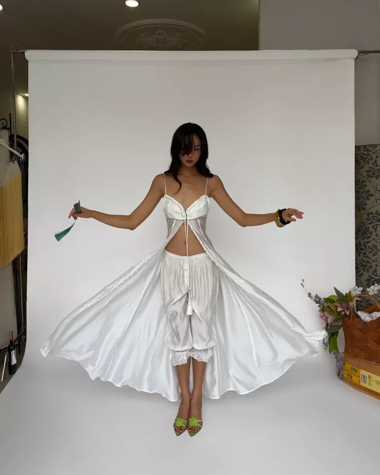 Hồ Ngọc Hà diện đồ bình dân du lịch biển - 5