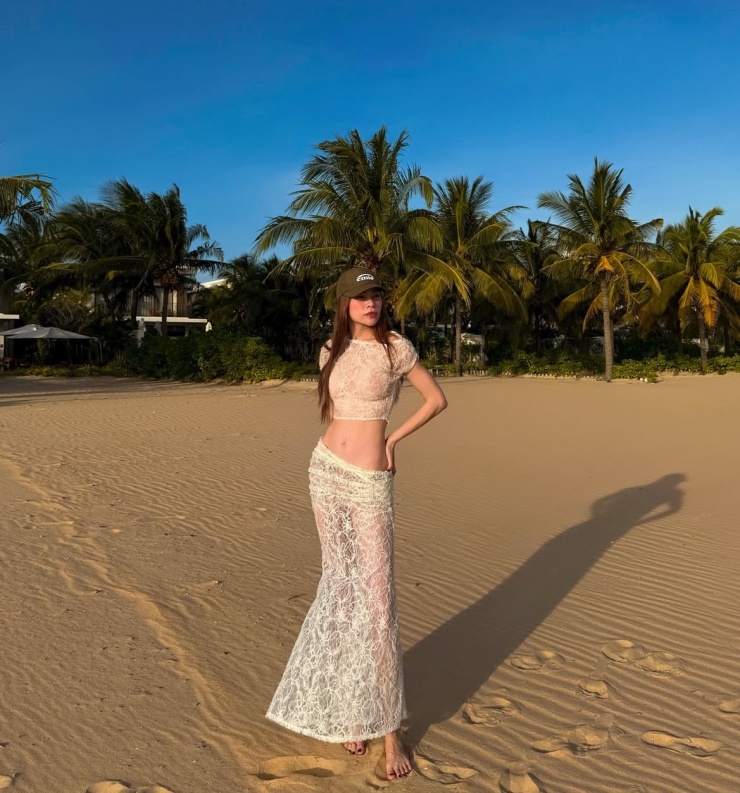 Hồ Ngọc Hà diện đồ bình dân du lịch biển - 6