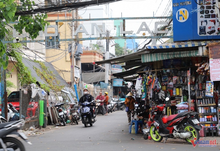 Cổng chính vào chợ An Lạc. Ảnh: T.T