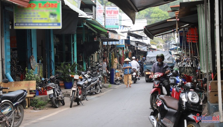 Chủ cơ sở kinh doanh, khách hàng vô tư đậu xe dưới lòng đường gây mất an toàn giao thông. Ảnh: T.T