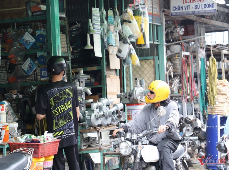 Chợ Sắt là nơi đàn ông lui tới, tìm mua phụ tùng kim khí, máy móc phục vụ nông nghiệp, công nghiệp. Ảnh: T.T