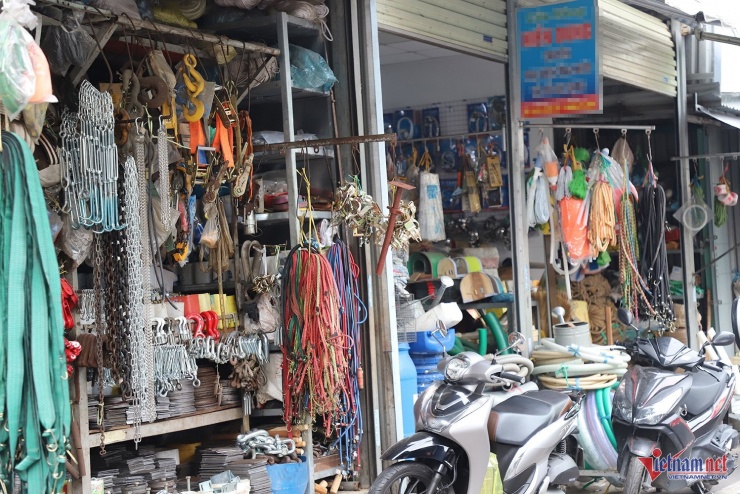 Một cửa hàng bách hóa tổng hợp trên đường Điện Biên Phủ. Ảnh: T.T