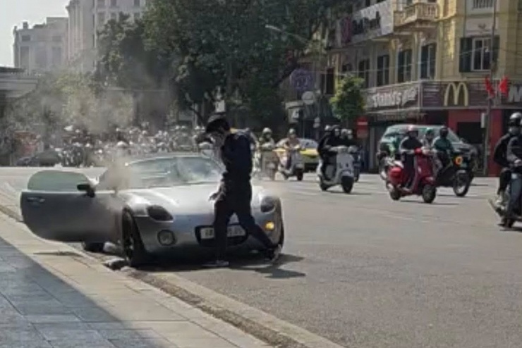 Xe thể thao Pontiac Solstice siêu hiếm bốc khói nghi ngút giữa phố cổ Hà Nội - 1