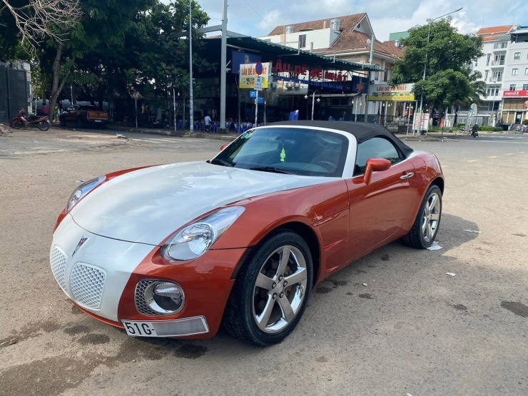 Xe thể thao Pontiac Solstice siêu hiếm bốc khói nghi ngút giữa phố cổ Hà Nội - 3