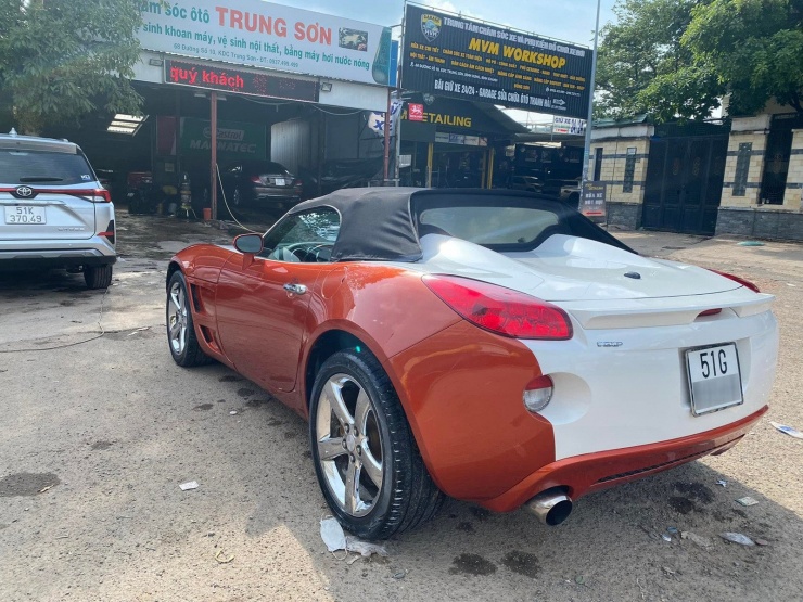 Xe thể thao Pontiac Solstice siêu hiếm bốc khói nghi ngút giữa phố cổ Hà Nội - 4