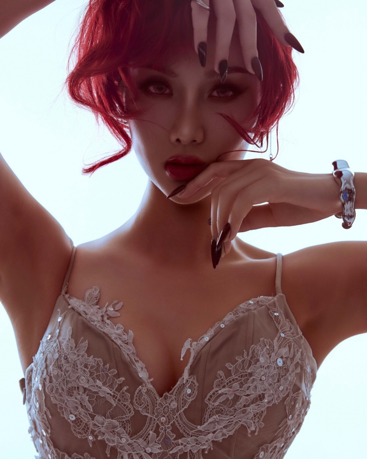 Êkíp trang điểm đồng điệu nhấn vào mắt, môi cho người đẹp.