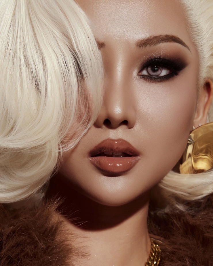 Quế Anh theo đuổi mốt nổi loạn với tóc bạch kim, đeo nhiều phụ kiện kim loại bản to.