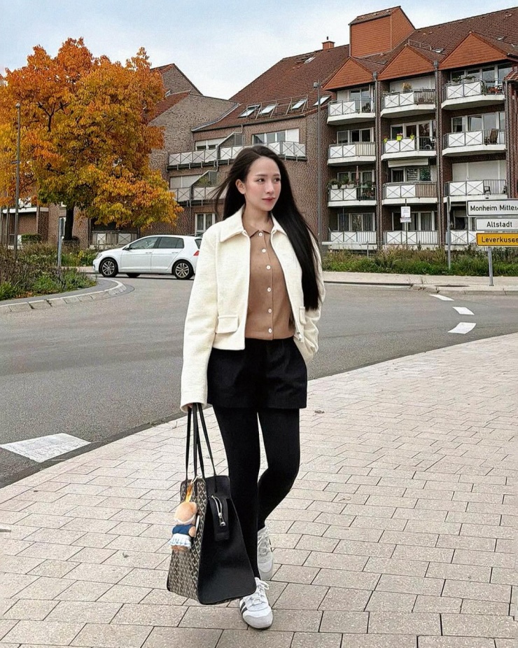 Mỹ nhân bốn con khoe dáng mảnh dẻ 'như chưa từng sinh nở' qua loạt trang phục ấm áp, mang hơi hướng tiểu thư.