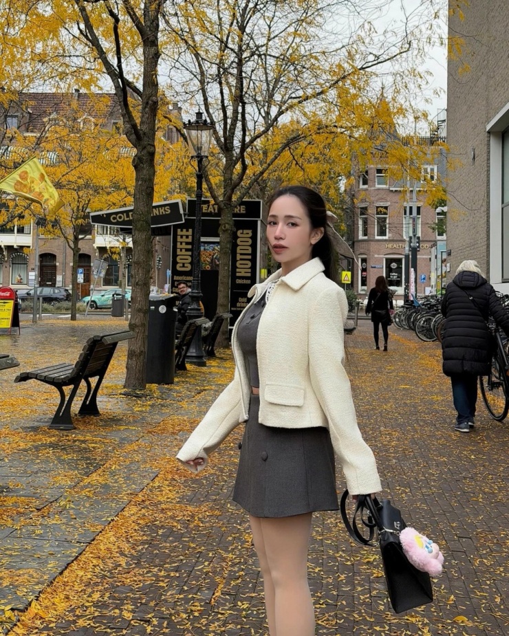 Phong cách old money của các tiểu thư con nhà giàu tạo cho Joyce Phạm vẻ trẻ trung trên đường phố.