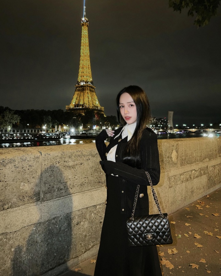 Sau bốn lần sinh nở, rich kid được khen ngày càng nhuận sắc, gu ăn mặc đẹp, được nhiều người hâm mộ học hỏi.