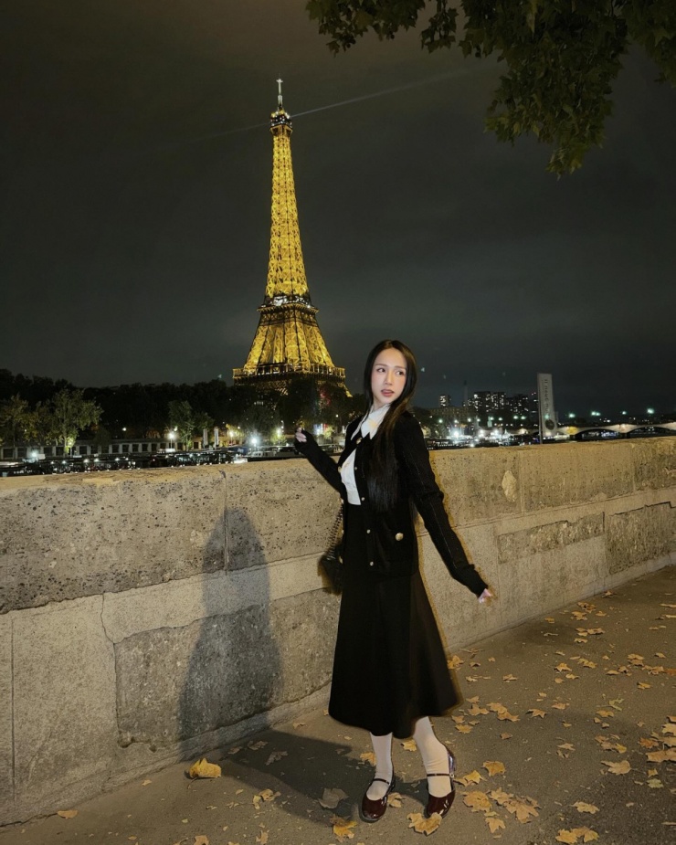 Bà mẹ bốn con tạo phong cách thanh lịch như các tiểu thư Paris với trang phục Balmain, túi xách Chanel.