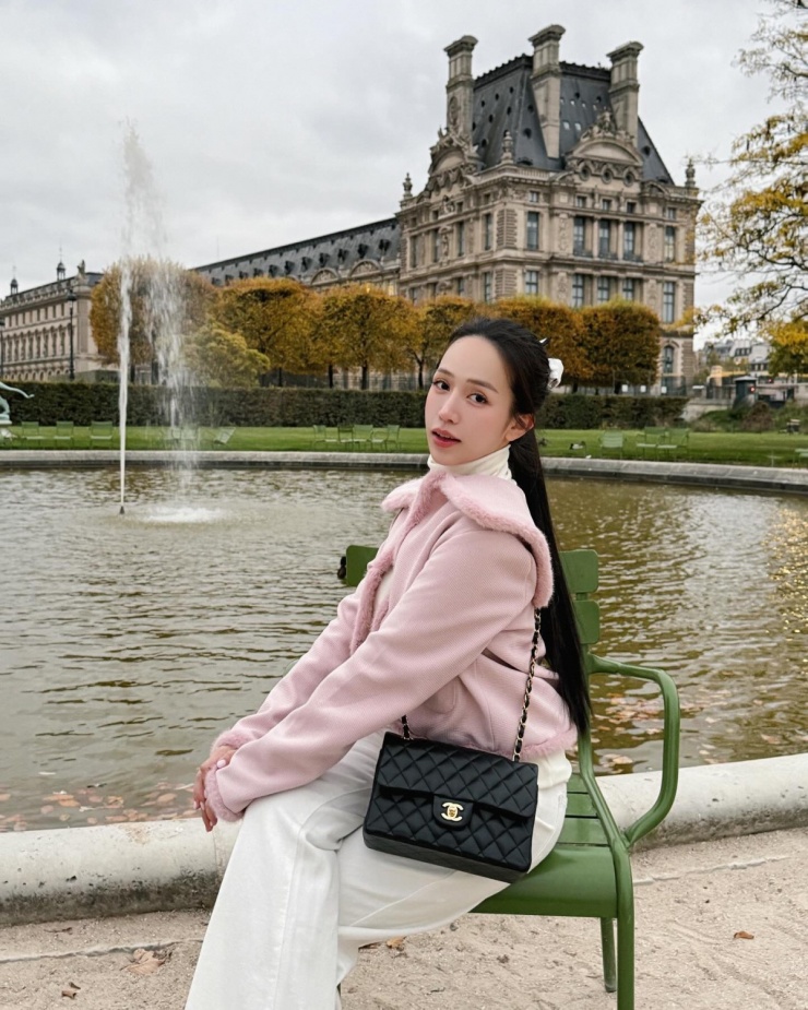 Người đẹp trẻ trung cùng áo chất liệu da lộn - xu hướng của mùa mốt năm nay.