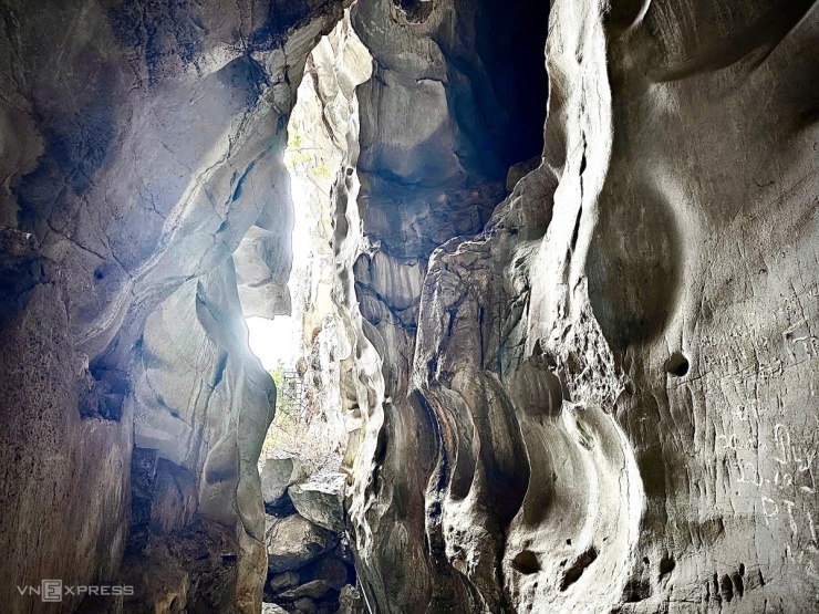 Bia ma nhai khắc trên vách đá - bảo vật quốc gia trong động Kính Chủ - 4