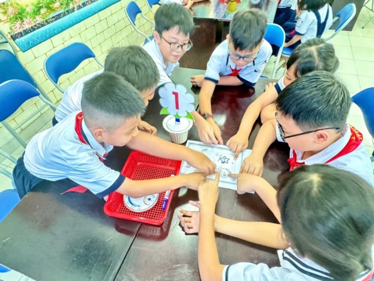 Học sinh trong giờ đến trường.&nbsp;Ảnh minh họa