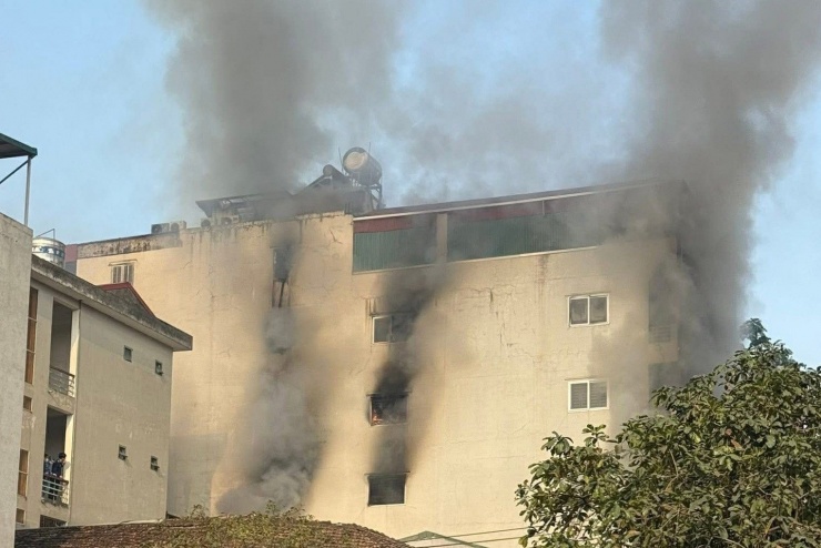 Cháy lớn tại Hà Nội, chủ nhà hoảng loạn nhảy từ tầng cao xuống - 2